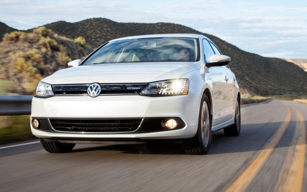 2013-Volkswagen-Jetta-Hybrid-front-three-quarters-view