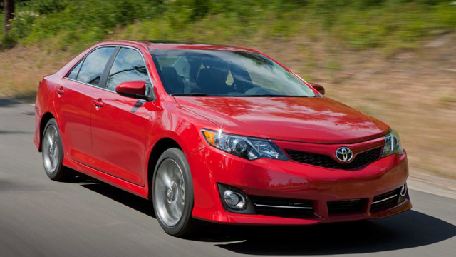 2014-toyota-camry-se-three-quarters-in-motion-front-view